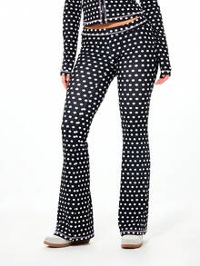 SUMWON WOMEN Quần legging ống loe cạp cao in chấm bi với đường may tương phản và chi tiết logo chữ viết, mang phong cách thời trang cổ điển retro. - Đen và trắng - Xem 4