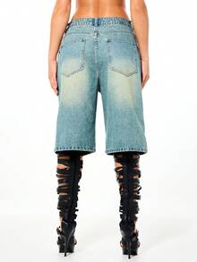 SUMWON WOMEN Pantalones cortos de mezclilla holgados con cierre delantero de botones y detalles de cadena para el estilo Y2K del verano - Azul - Ver 2