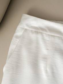 GlowEve Bộ vest không tay cổ chữ V màu mơ bằng satin với khuy cài kim loại phía trước, kết hợp cùng quần ống rộng, tạo nên một bộ trang phục thanh lịch và tinh tế cho Ngày Valentine, Lễ Phục Sinh, Ngày Quốc tế động, Sinh nhật, Hẹn hò, Tiệc tùng, Các dịp trang trọng, Trang phục giáo viên, Phong cách đường phố năng động, Bộ thời trang 2 mảnh mùa xuân/hè. - Màu be - Xem 4