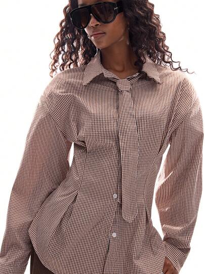 Aveloria Affinna 咖啡色细格纹女士长袖衬衫，精心剪裁，腰部褶裥设计，尖领搭配同色系领带，简约复古学院风，适合通勤、工作、都市休闲叠穿等多种场合。