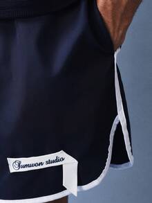 SUMWON 经典沙滩泳裤，白色撞色滚边，侧边口袋，适合夏季度假 - 黑色 - 查看 6