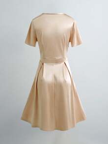 GlowEve Robe mini à manches courtes en crêpe de couleur champagne, design Top de gamme avec encolure en V, décoration de perles bulles à la taille. Élégante et sophistiquée pour la Saint-Valentin, Pâques, la Fête du Travail, les anniversaires, les rendez-vous, les fêtes, les occasions formelles, la tenue d'enseignant, les voyages, le printemps/l'été - Champagne - Voir 2