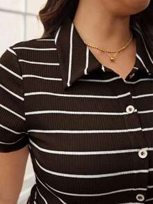 SHEIN Frenchy Áo thun ngắn tay in sọc, cài cúc phía trước, kiểu dáng thanh lịch, công sở, thoải mái và đơn giản, thích hợp cho giáo viên. - màu nâu - Xem 3