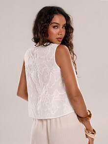 SHEIN Forever 21 白色刺绣女士提花圆领无袖宽松休闲上衣，适合夏季春季穿着，也适合节日、海滩、休闲度假等场合。这款上衣优雅大方，适合春假、通勤、日常休闲、商务/秋季穿着，也适合返校、教师、外出、休闲通勤、度假等场合。这款上衣是夏季女士上衣的理想之选。 - 白色 - 查看 3