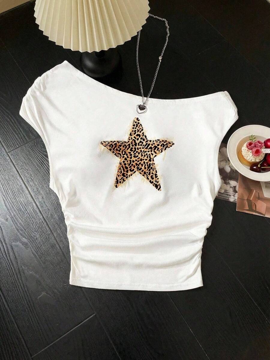 SHEIN Áo hai dây lửng dệt kim màu trắng dành cho nữ tuổi teen, họa tiết ngôi sao năm cánh và da báo, kiểu dáng bất đối xứng, xếp ly, thích hợp cho mùa xuân/hè, phong cách thường ngày, cá tính, mặc hàng ngày và dạo phố. - trắng - Xem 1