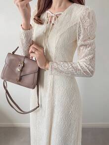 FRIFUL 女士纯色米色薄纱蕾丝面料领口抽绳蝴蝶结腰部A字连衣裙，修身百搭，适合婚礼宾客穿着，女士吊带裙 - 米色 - 查看 2