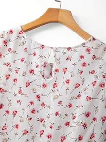 SHEIN LUNE CURVE 女士加大码白色底红色小花印花圆领荷叶袖休闲衬衫，适合工作、日常穿着、度假，百搭夏季新款女式衬衫，夏季女式上衣，夏季可爱女式衬衫，休闲优雅女式夏季上衣，夏季休闲上衣 - 彩色 - 查看 7