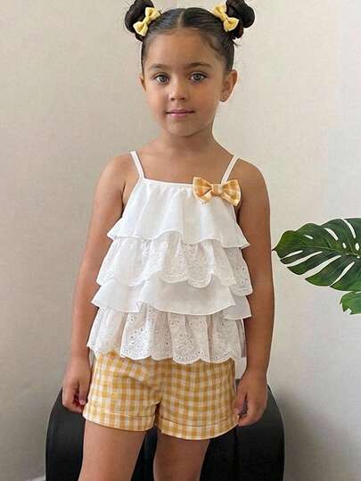 两件套女童叠层荷叶边吊带背心和格子宽松短裤套装，休闲可爱时尚，适合外出、拍照、公园、露营、日常穿着、派对、度假等场合。