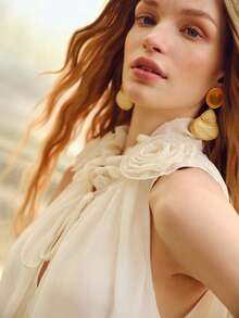 MOTF PREMIUM 女士浪漫玫瑰3D立体花卉V领抽绳无袖衬衫，春夏款 - 米色 - 查看 3