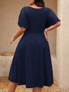 SHEIN Clasi Vestido midi de línea A con cuello en V, textura de punto, cintura con volantes y cadena, para mujer talla grande, primavera/verano - Azul Marino - Ver 2
