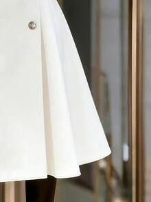 Ellegaria. 白色缎面珍珠装饰吊带V领连衣裙，双排扣腰部褶裥A字迷你裙，优雅派对鸡尾酒礼服，修身吊带连衣裙，法式别致光泽设计小众正式礼服 - 白色 - 查看 7