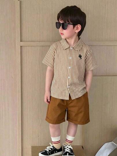 SHEIN 两件套/经济实惠的休闲运动学院风彩色条纹Polo衫和卡其色梭织短裤套装，适合日常穿着、运动、郊游、校园活动、聚会、节日庆典、拍照、返校季、春夏穿着。