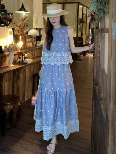 DAZY Bộ đồ du lịch hai mảnh dành cho nữ: áo vest không tay cổ tròn phối màu tương phản với ren và chân váy dài.