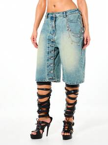 SUMWON WOMEN Pantalones cortos de mezclilla holgados con cierre delantero de botones y detalles de cadena para el estilo Y2K del verano - Azul - Ver 4