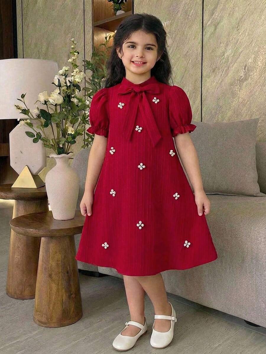 SHEIN Gaun Lucu untuk Anak Perempuan dengan Hiasan Mutiara, Kerah Pita, dan Lengan Pendek Mengembang - Merah - View 1