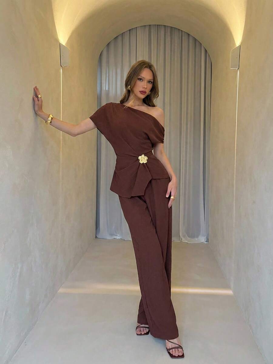 Aloruh 女士休闲亚麻色不对称肩部褶裥裹身衬衫，饰有金属花朵，搭配宽松阔腿裤两件套，适合通勤、日常穿着、度假、春夏穿着。