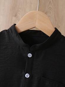 SHEIN 幼儿男童传统休闲长袖立领纽扣半开襟口袋长袍上衣，袖长可调节，侧开衩下摆设计，阿拉伯长袍，伊斯兰服装，卡夫坦长袍，沙特阿拉伯服饰，长袍，男童白色库尔塔，男童白色校服长袍，男童库尔塔，基本款型，适合春、夏、秋、冬四季穿着，3个月-3岁 - 黑色 - 查看 4