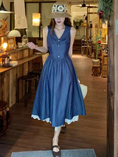 DAZY Đầm denim nữ phối màu tương phản, ren khoét eo, thiết kế độc đáo.