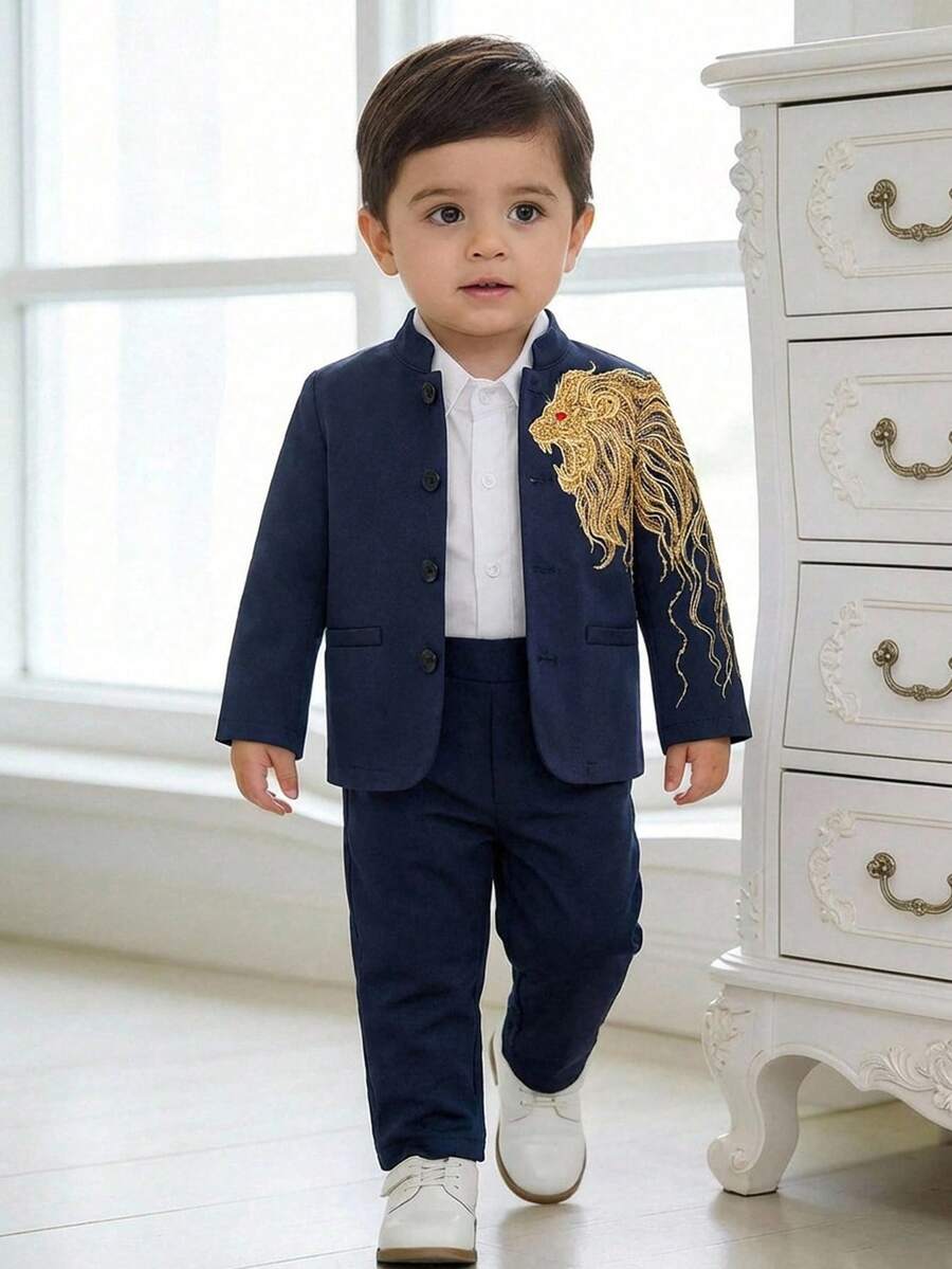 SHEIN Bộ 2 món/Bộ vest blazer in họa tiết sư tử ánh kim trang trọng cho bé trai/em bé, trang phục quý ông màu xanh navy, thích hợp cho mùa xuân/hè, tiệc sinh nhật, lễ cưới, lễ rửa tội, tiệc mừng sinh nhật lần thứ 1, lễ hội - Màu xanh hải quân - Xem 1