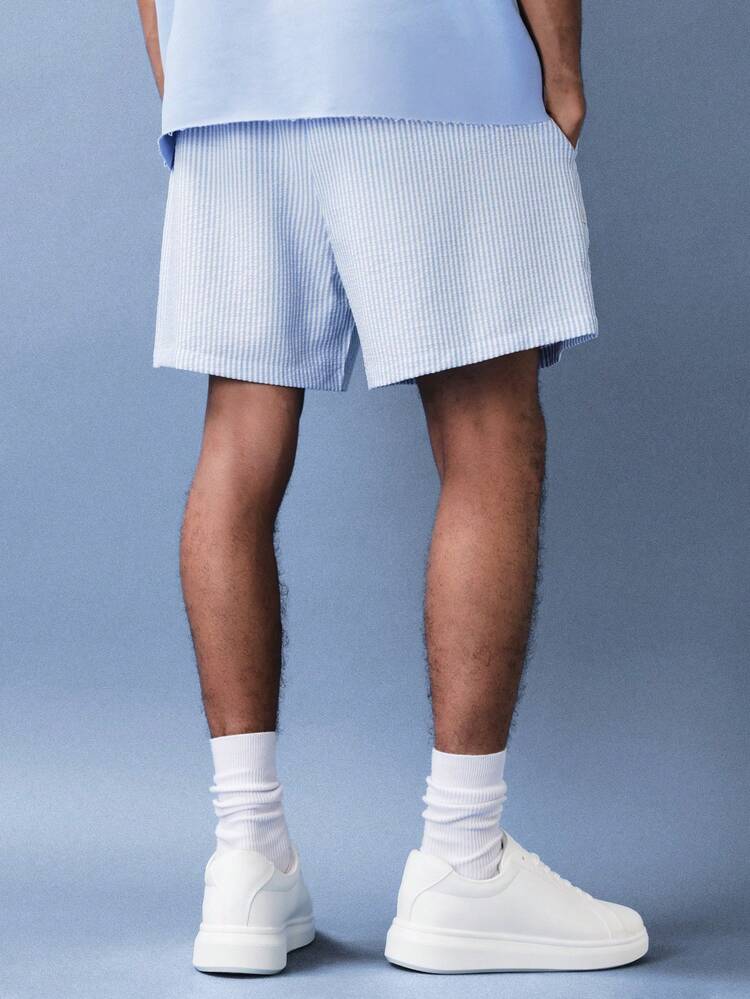 Shorts listrados de modelagem relaxada com cós elástico.