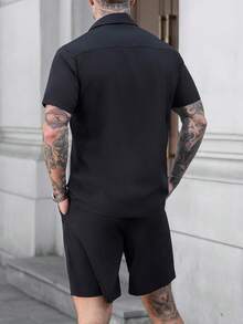 Manfinity CasualCool 男士印花纽扣短袖衬衫和斜插口袋短裤套装 - 黑色 - 查看 3