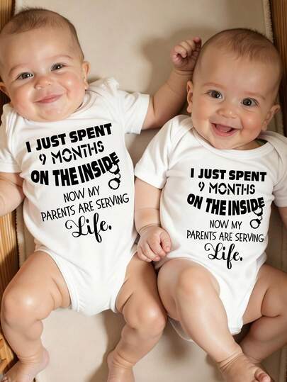 Mono de manga corta con cuello redondo, estampado gráfico de lema, estilo minimalista y fresco, para bebés y niños pequeños, diseño casual y cómodo, adecuado para primavera y verano