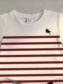 SHEIN 一套男婴休闲时尚简约Polo衫款式黑白条纹骑士标志印花圆领短袖T恤和配套短裤套装，幼儿户外套装 - 彩色 - 查看 3