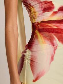 SHEIN BAE 优雅度假风印花无肩带连衣裙，系带装饰，黄色底色搭配鲜艳的红色花朵，适合度假、浪漫约会、海滩度假。 - 淡黃色 - 查看 6