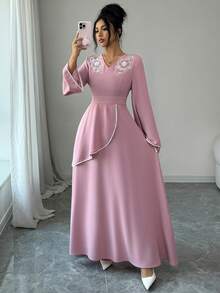 Al Najma 女士优雅V领花卉贴花喇叭袖阿拉伯风格连衣裙 - 粉色 - 查看 4