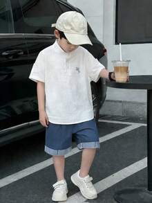 SHEIN Mirajuku Camisa polo blanca con bordado de estilo minimalista coreano para niños pequeños, combinada con pantalones cortos vaqueros con dobladillo, adecuado para salidas, juego diario y uso casual en casa - Multicolor - Ver 3