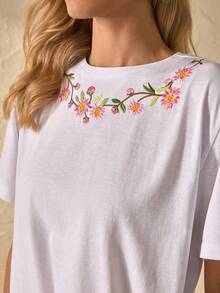 White Romantic Embroidered Relaxed Fit Cotton T-Shirt - White - View 3