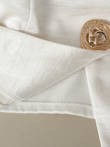 GlowEve Bộ vest không tay cổ chữ V màu mơ bằng satin với khuy cài kim loại phía trước, kết hợp cùng quần ống rộng, tạo nên một bộ trang phục thanh lịch và tinh tế cho Ngày Valentine, Lễ Phục Sinh, Ngày Quốc tế động, Sinh nhật, Hẹn hò, Tiệc tùng, Các dịp trang trọng, Trang phục giáo viên, Phong cách đường phố năng động, Bộ thời trang 2 mảnh mùa xuân/hè. - Màu be - Xem 3