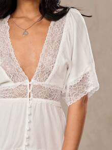 SHEIN BAE 白色优雅甜美蕾丝拼接飘逸荷叶袖V领衬衫，适合休闲、度假、返校、白色等多种场合，也适合伊比沙岛、意大利度假、沙滩穿着。 - 白色 - 查看 7