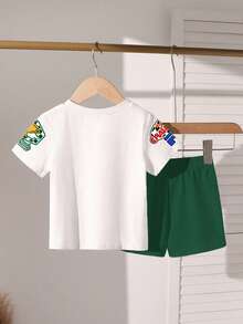 SHEIN Playful Pals Bộ áo thun ngắn tay cổ tròn thời trang và thoải mái cho bé trai, thiết kế in hình đồ họa thể thao ngộ nghĩnh và khẩu hiệu tiếng Anh cá tính, áo thun cổ tròn dáng rộng, trang phục mùa xuân/hè, phong cách đường phố, trang phục thường ngày, dã ngoại, đi học, dự tiệc, quà tặng. - Nhiều màu - Xem 2