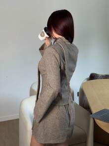 Abrilcols 3 件套复古别致通勤棕色千鸟格羊毛西装套装：修身西装外套 + 低腰裙 + 围巾（含垫肩） - 彩色 - 查看 2