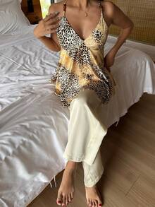 DAZY Bộ đồ ngủ nữ quyến rũ gồm áo hai dây in họa tiết da báo và quần pajama satin rộng rãi. - Màu Khaki - Xem 7