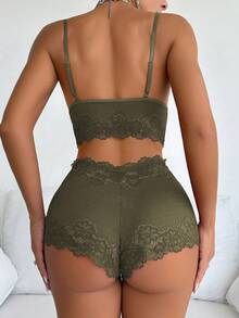 SHEIN Conjunto de pijama de camiseta y pantalones cortos de encaje sexy con decoración de cadena de perlas de imitación - Verde militar - Ver 2