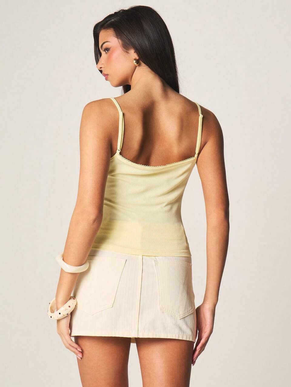 MISSGUIDED Camiseta de tirantes con cuello de pico acanalado y detalle de encaje, esencial para capas ligeras de verano