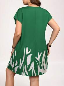 SHEIN LUNE 大码碎花印花V领短袖连衣裙 大码女装连衣裙 大码休闲连衣裙 大码女装夏季服装 大码女装网店 大码女装沙滩罩衫 - 綠色 - 查看 2