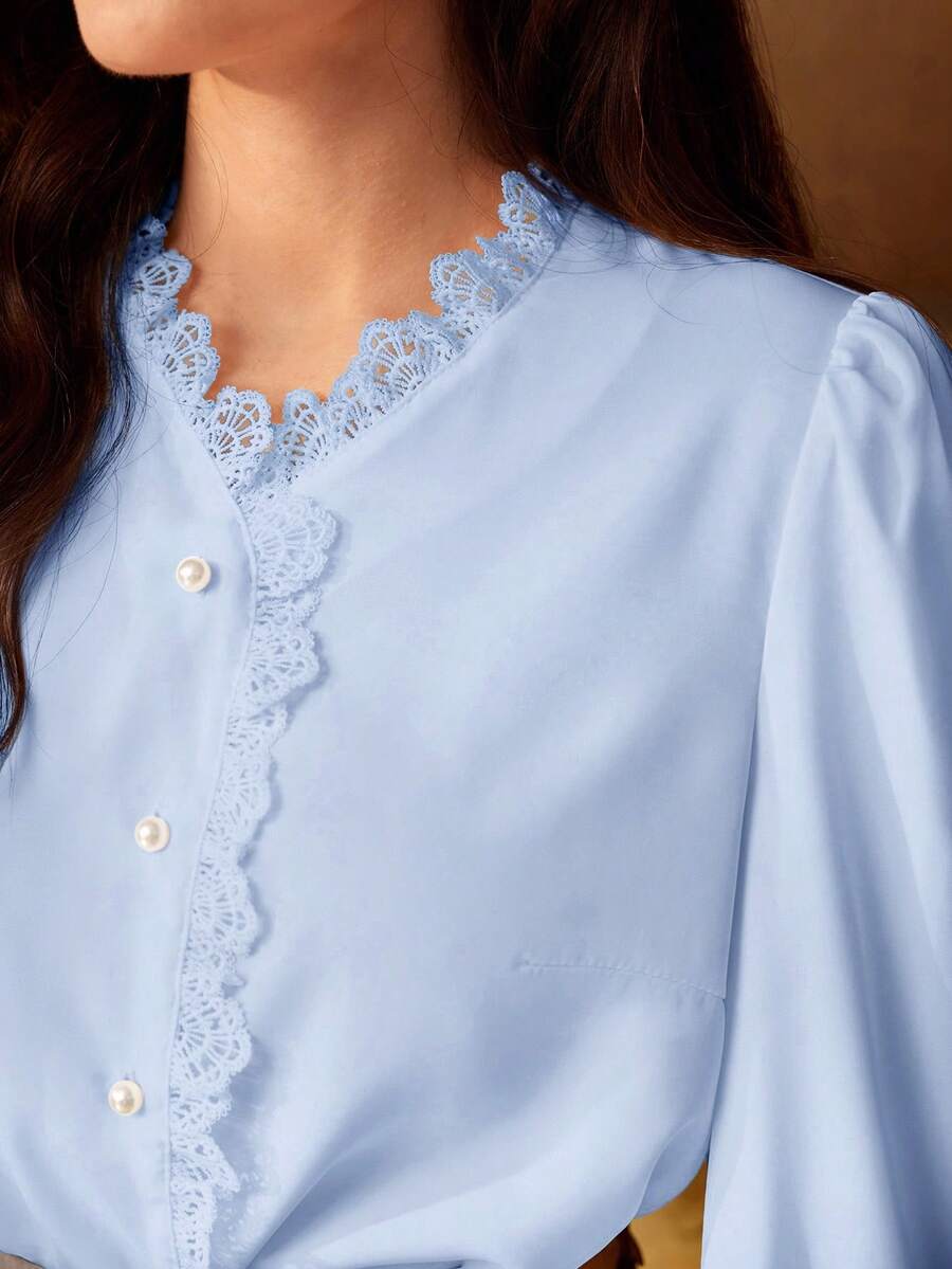 Vintamour 复古优雅女士蕾丝拼接V领衬衫，适合工作、返校、教师等场合，复古长袖纽扣衬衫 - 淺藍色 - 查看 1