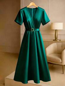 GlowEve CURVE Đầm maxi cỡ lớn dành cho nữ, cổ chữ V, tay ngắn xòe, viền bèo nhún ở eo, trang trí khóa kim loại, thanh lịch, thích hợp cho tiệc tùng, Ngày Valentine, Giáng sinh, mùa cưới, mùa xuân/hè. Đầm satin sang trọng dành cho nữ, đầm satin thanh lịch, đầm dạ hội chất lượng cao. - màu xanh lá - Xem 1