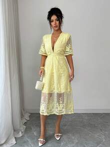 Rafferiza Robe élégante à col en V, manches courtes, en tissu brodé à maille en forme de X. Robe d'été gracieuse, robe jaune, robe jaune pour le Nouvel An - Jaune d'oie - Voir 5