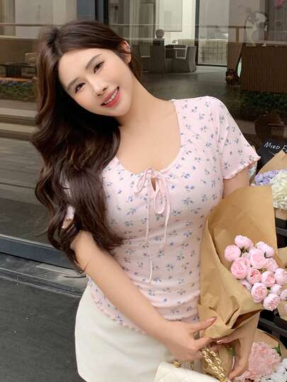 Dazy Plus Áo thun ngắn tay dáng lửng họa tiết hoa nhí thắt nơ phía trước, thích hợp cho mùa hè.