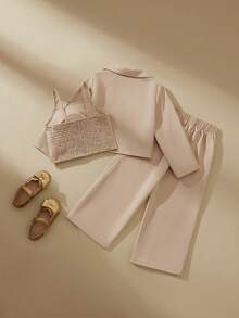 SHEIN 3 Stücke/Set Outfit für Kleine Mädchen: Kurze Jacke mit Hemdkragen + Camisole mit Blumenapplikation + Weite Hose, 4-Jahreszeiten Set - Khaki - Übersicht 2
