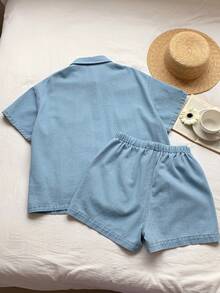 Comfortcana 女士短袖单排扣口袋牛仔衬衫和牛仔短裤休闲套装，适合夏季度假、春假、狂欢节、海滩、外出等场合，是Y2K女性休闲套装的理想之选。浅蓝色牛仔两件套休闲短袖纽扣衬衫和抽绳短裤套装，尽显时尚休闲风范。 - 淺色水洗藍 - 查看 2