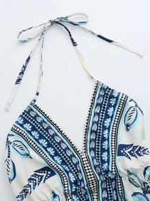 Franclia 波西米亚风蓝白印花露背吊带长裙，深V腰部荷叶边下摆，适合度假和约会，优雅百搭。垂坠感面料，凸显身材曲线。精致的露背设计，深V腰部，蓝白印花长裙，波西米亚风夏季连衣裙，女士波西米亚风服装，蓝白连衣裙，女士度假连衣裙，夏季沙滩连衣裙，波西米亚风女装 - 藍白色 - 查看 3