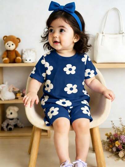 两件套甜美清新风格女婴碎花短袖上衣和短裤，面料柔软，适合日常户外活动和夏季穿着，适合6个月至2-3岁的宝宝。