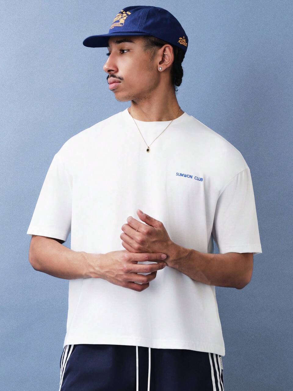 SUMWON Maglietta casual da uomo a girocollo, manica corta, vestibilità regular, con stampa grafica del club di Sardegna, in cotone, stile streetwear estivo