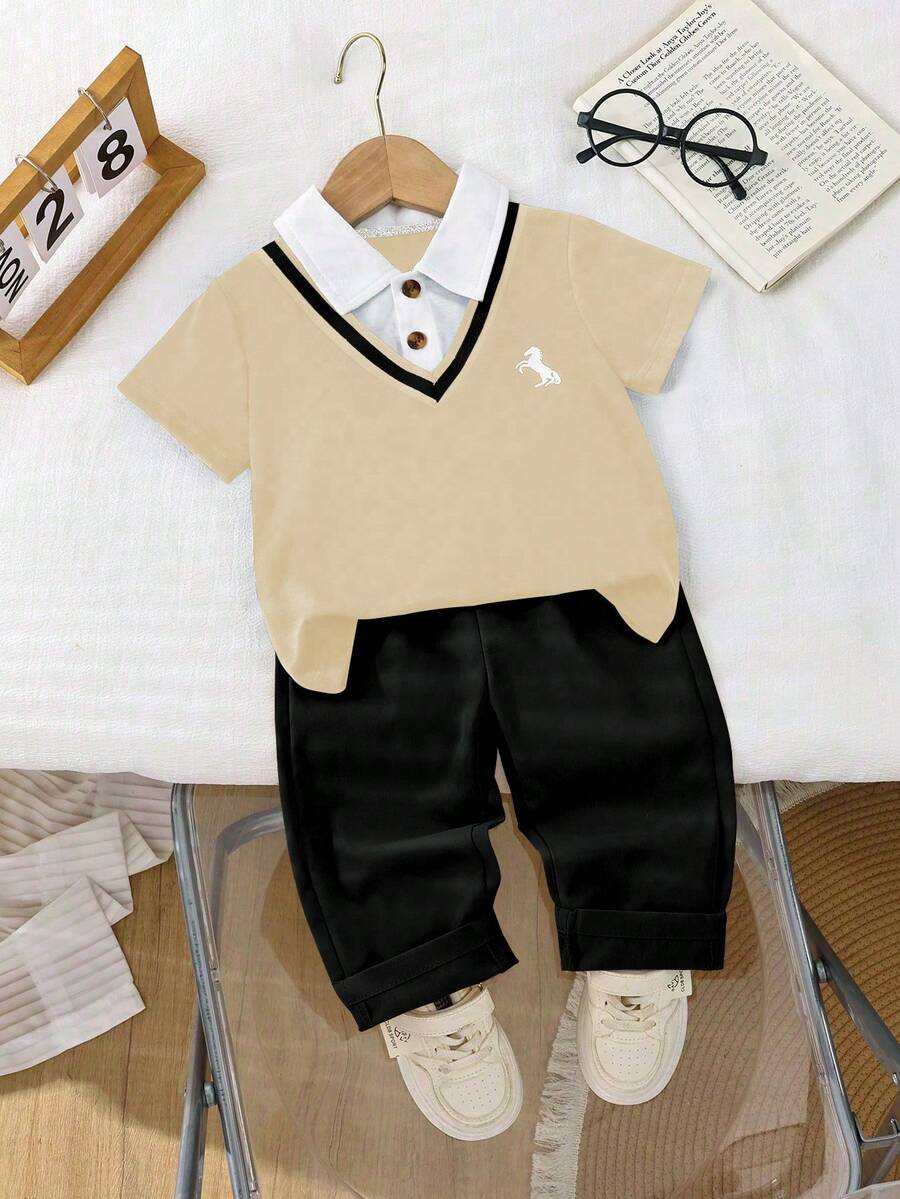 Genkimix Kids 两件套男童套装,儿童针织舒适polo衫,二合一设计,时尚小图案点缀,搭配米色休闲弹力腰宽松裤,适合秋季度假和日常穿着。 - 杏色 - 查看 1
