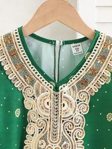 这款红色连衣裙适合年轻女孩春夏秋季穿着，采用红色底布，饰以数码印花图案，正面点缀精致的金色珠饰花边，长袖也饰有金色滚边。它可爱、休闲、复古，适合日常上学、外出、聚会、度假等各种场合，是春夏秋季的理想之选。 - 墨綠色 - 查看 7